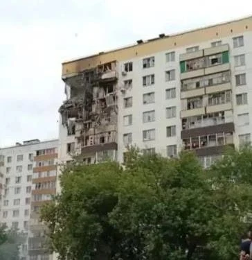 Пострадавшими от атаки беспилотника по дому в Нижнекамске оказались три пенсионера. 

У них нет трав