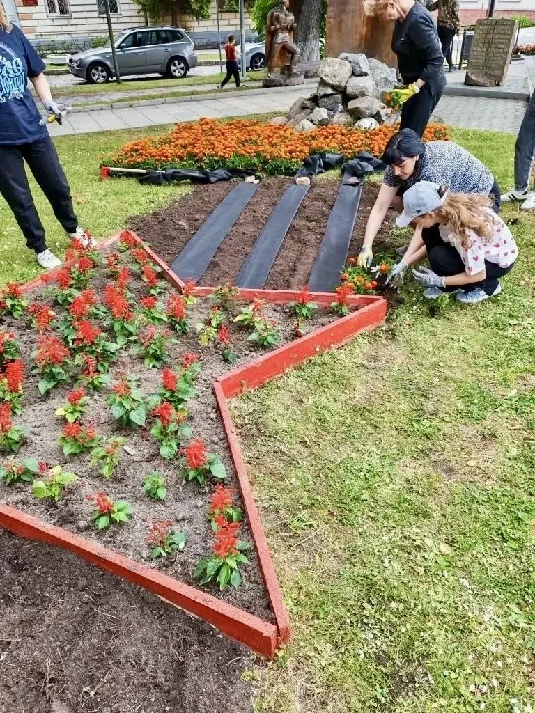 🌸Вчера высадили яркие клумбы, чтобы каждый ваш прогулочный момент начинался с улыбки.

Теперь город