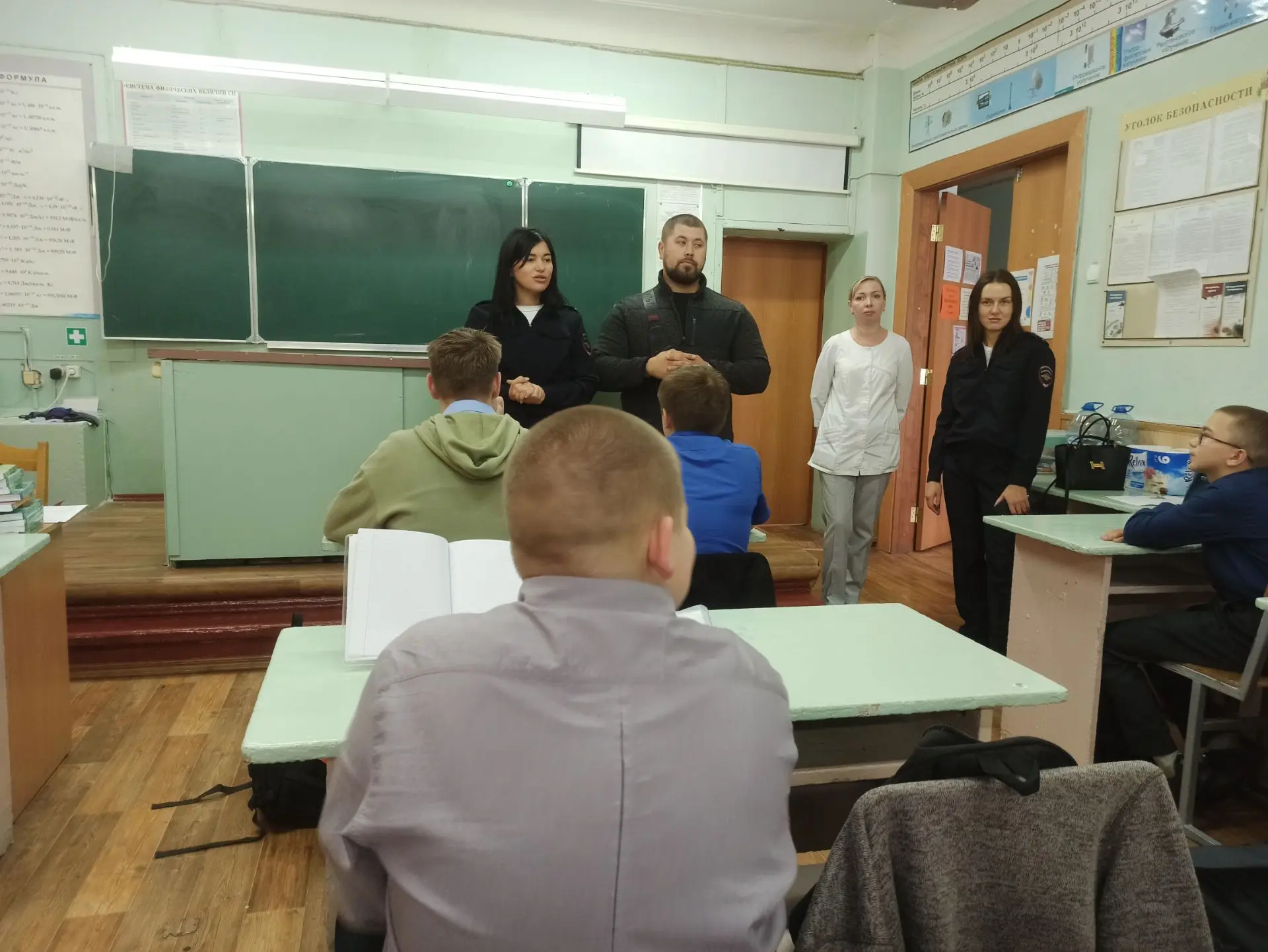 Белгородские транспортные полицейские провели профилактическую беседу со школьниками.