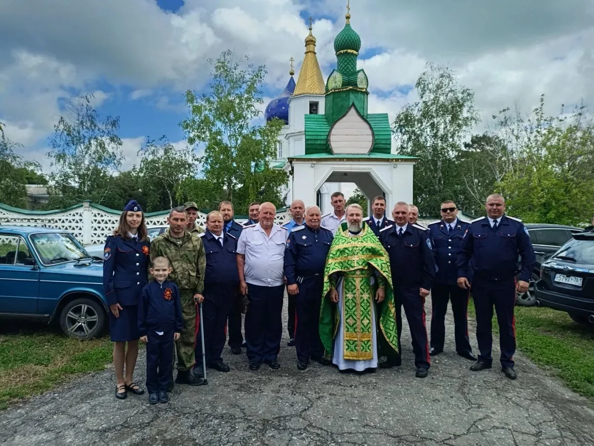В праздник Святой Троицы казаки и казачки ЮКО «Неклиновский юрт» ТО ВКО «ВВД» во главе с юртовым ата