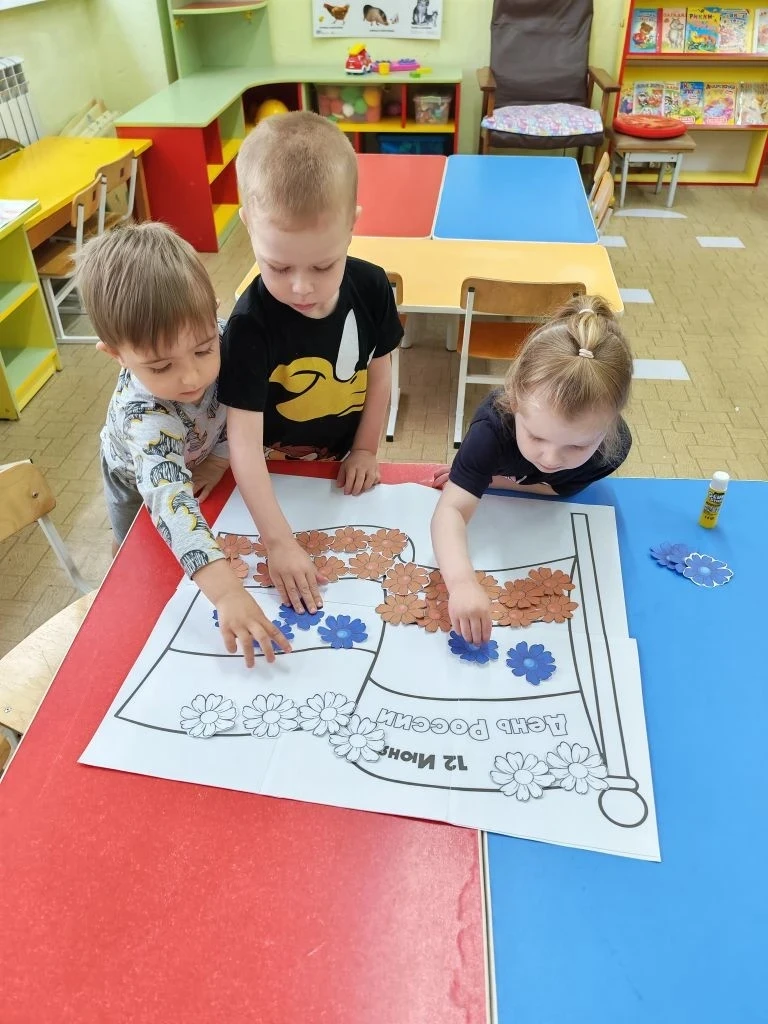 👶Сегодня наши малыши познакомились с праздником, который объединяет всех нас, — 🇷🇺Днём России!

М