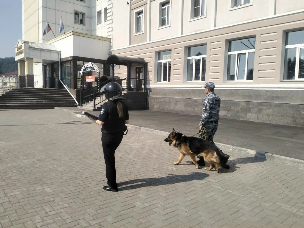 В Республике Алтай экстренно эвакуировали сотрудников и посетителей всех судов из-за сообщений о мин