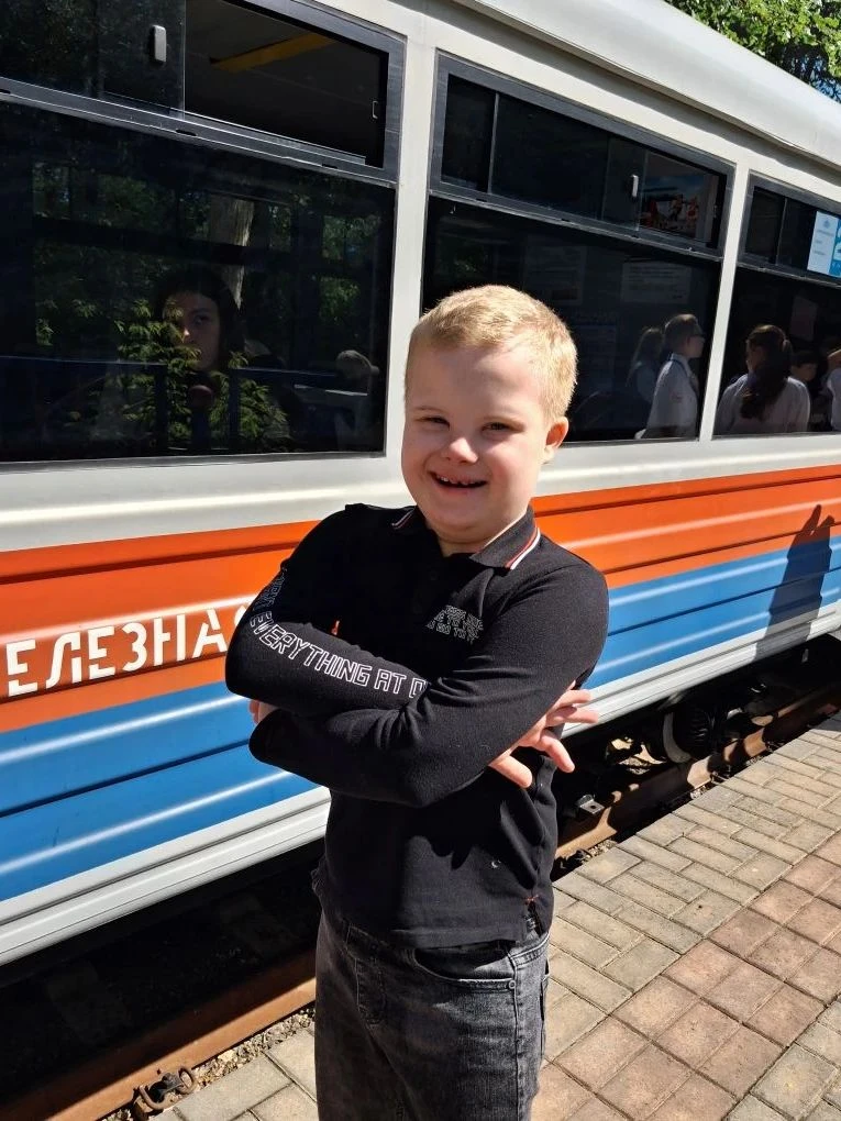 Полный вперёд! Наш Дима отправляется в увлекательное путешествие! 🚂✨

Летние каникулы — лучшее врем