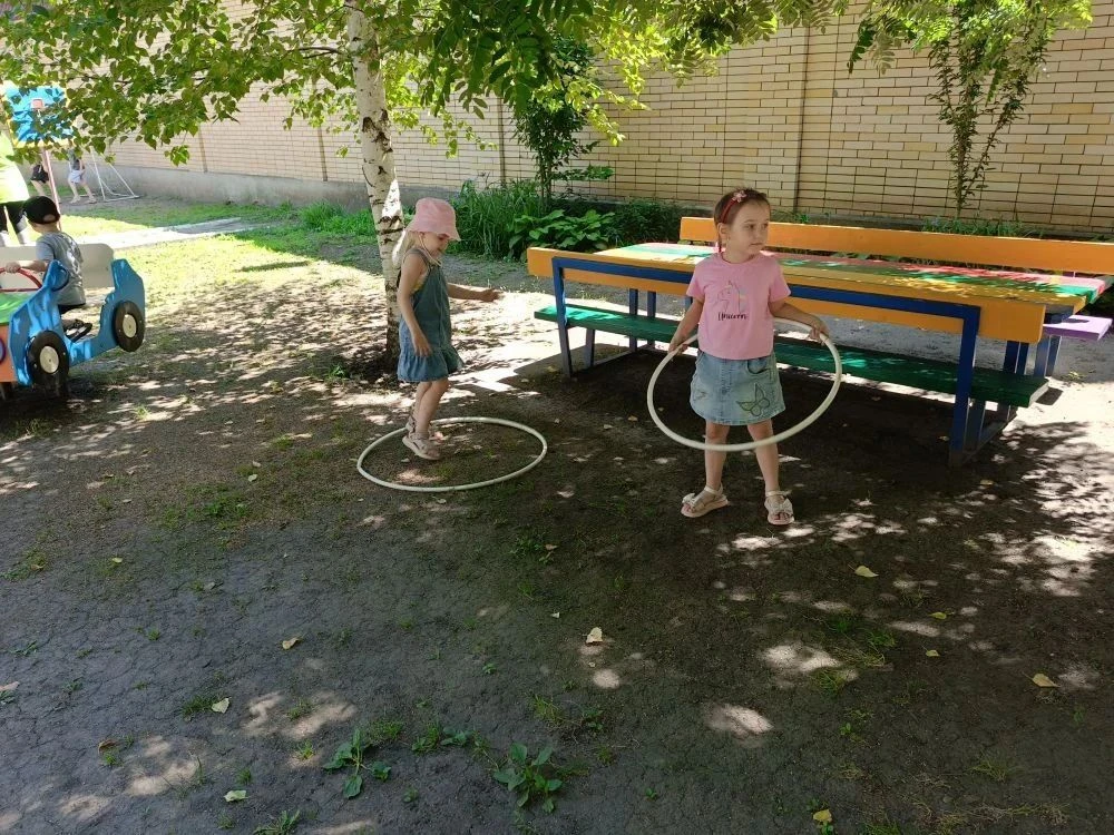 💪В группе "Вишенка" ребята используют различные спортивный инвентарь, чтобы занять себ...