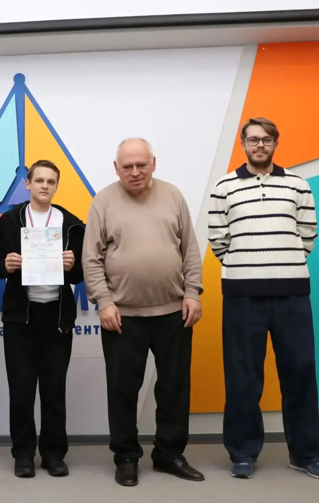 Поздравляем. Артема Бердникова, ученика 7Б класса,  Призёра🥇 заключительного этапа Региональной олим