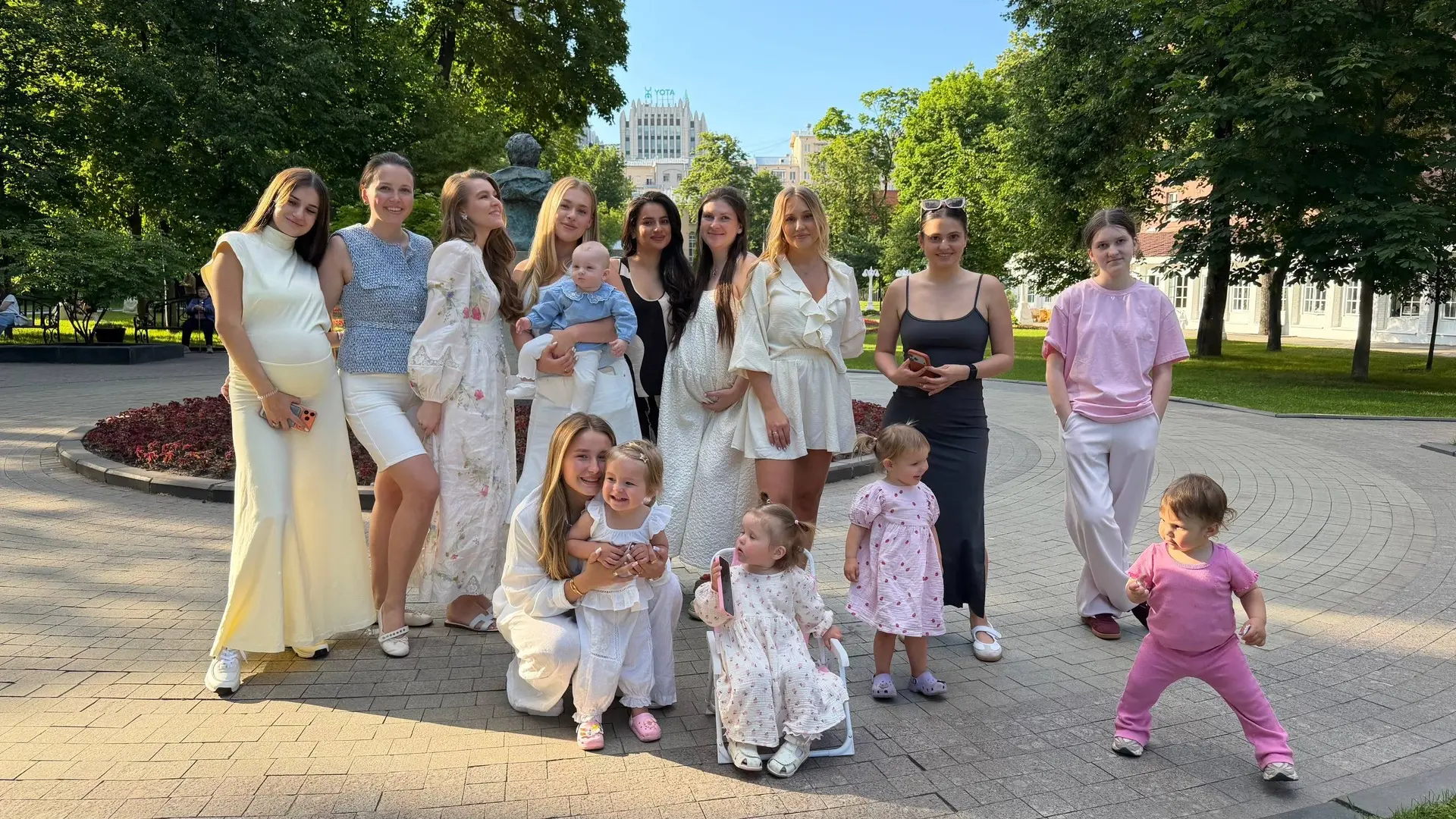 вчера были на девичнике-пикнике🧺🍓☀️

собрались с девочками и детьми в парке,каждая принесла что-то