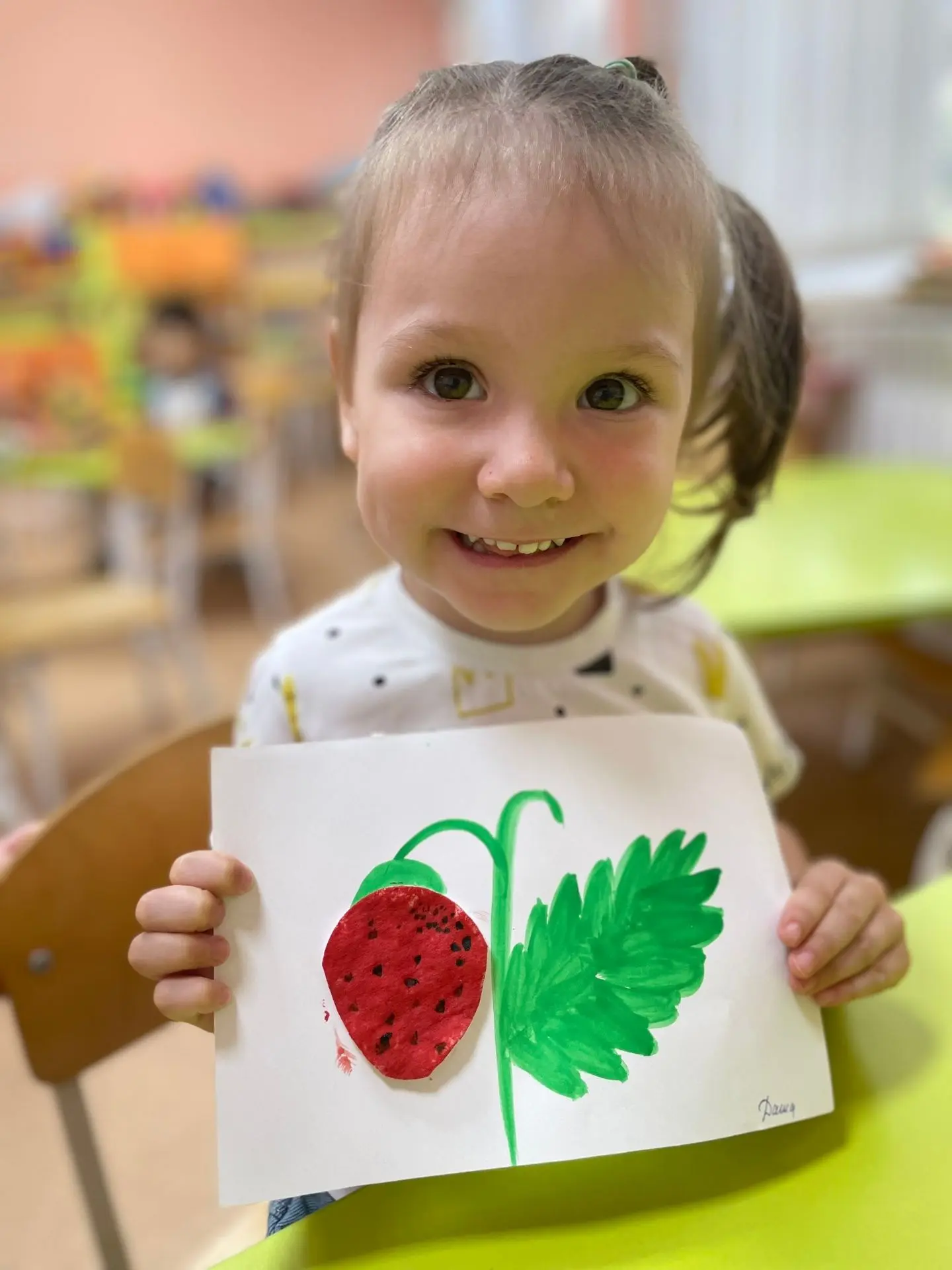 «Клубничная полянка» 🍓

Сегодня наши малыши из группы «Непоседы» занимались творчеством! Они раскра