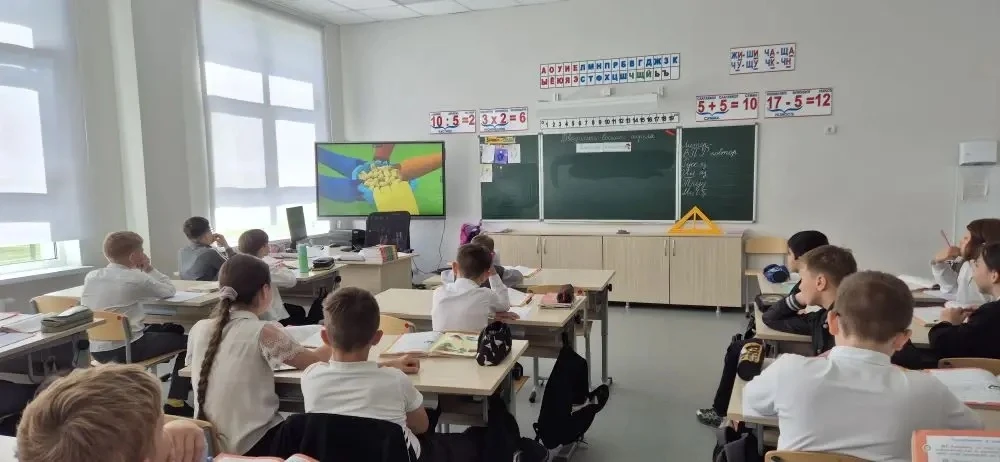Классные руководители нашей школы провели для младших школьников беседу о здоровом питании 🍎🥦.  Они 