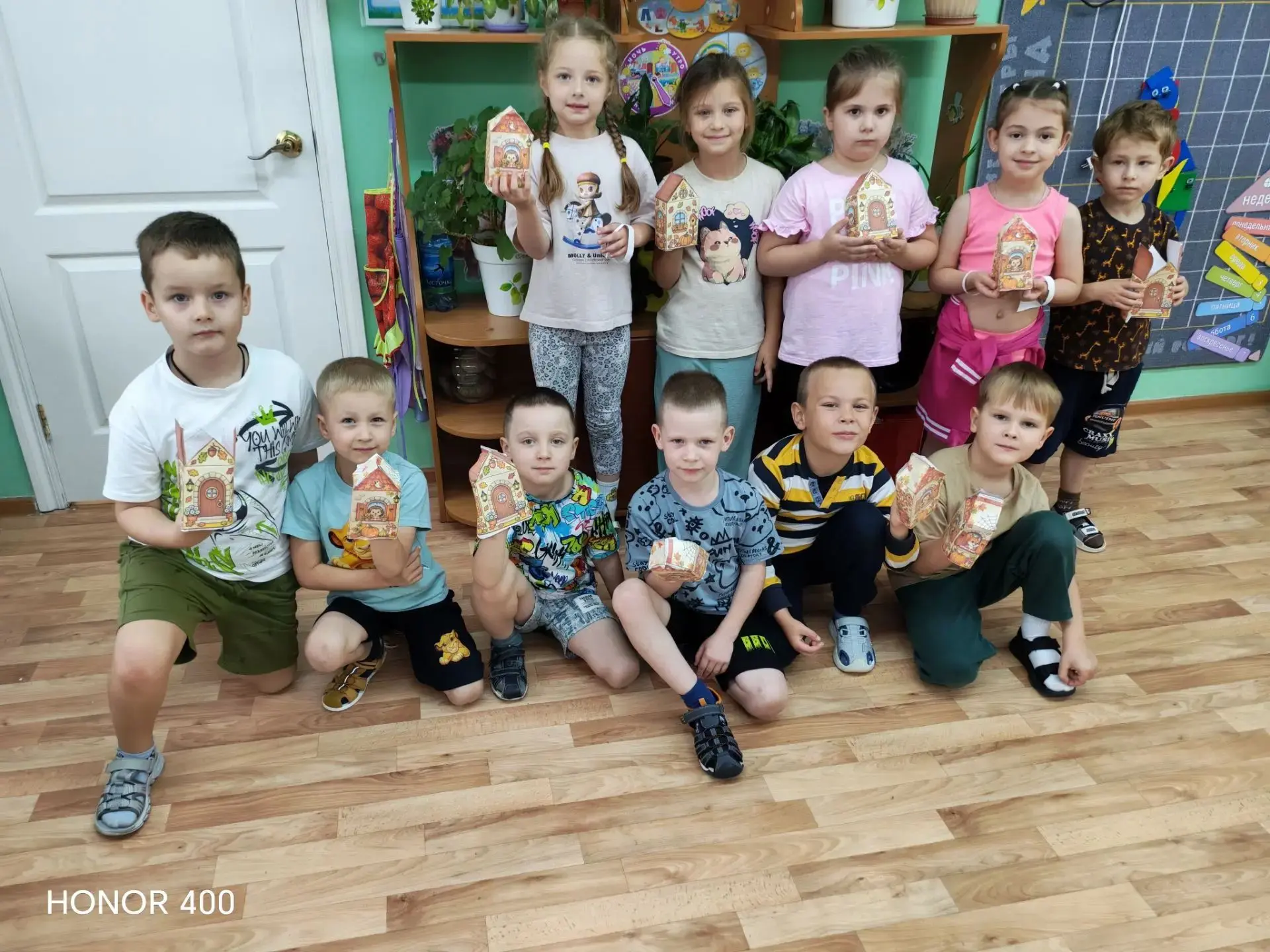 🧱🏡 Воспитанники подготовительной группы смастерили осенние домики с жильцами! 🌟