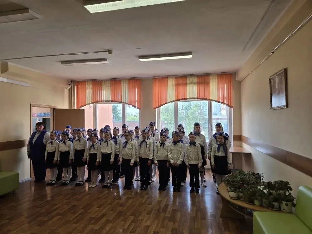🇷🇺 Равнение на триколор!  Понедельник, 18 мая, в МБОУ СОШ № 9 начался с главного — торжественной лин