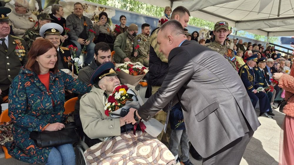 На площади Победы проходит торжественный парад, посвящённый 81-й годовщине Победы в Великой Отечеств