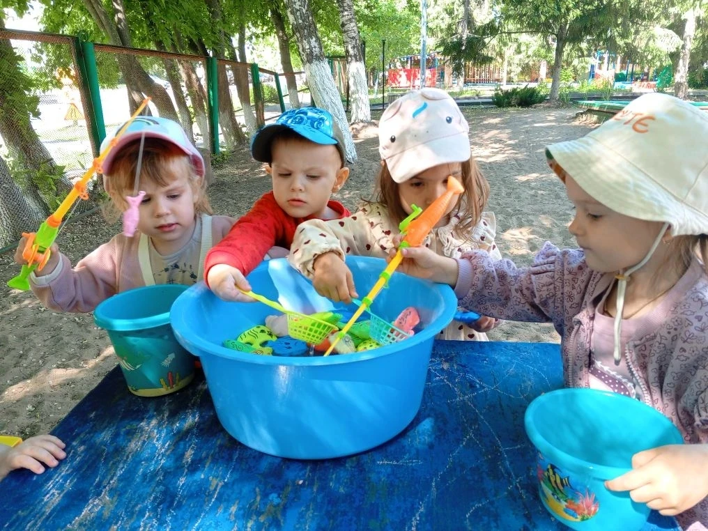 Мы сидим у тихой речки,
