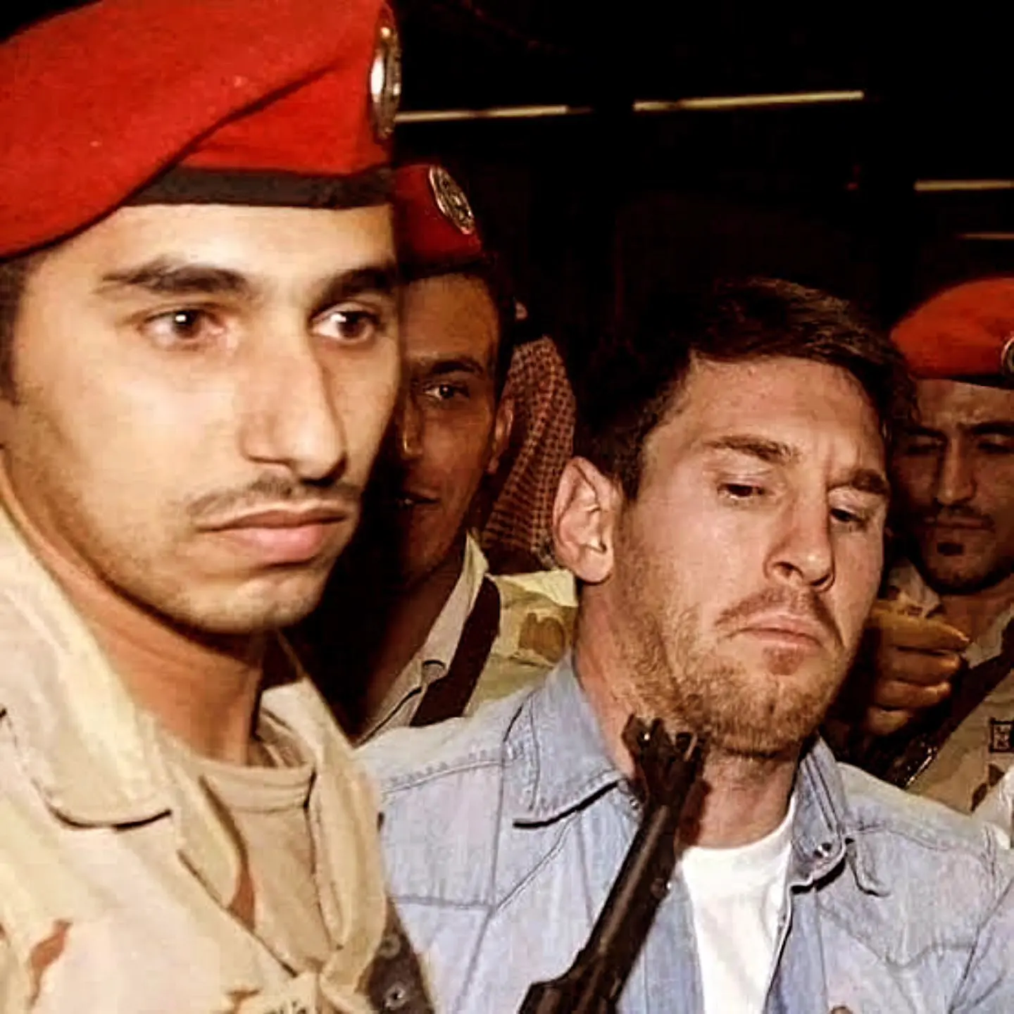 ⚽️📸🇸🇦🇦🇷 Саудовская полиция проводит Лионеля Месси через толпу фанатов в аэропорту Эр-Рияда, 201