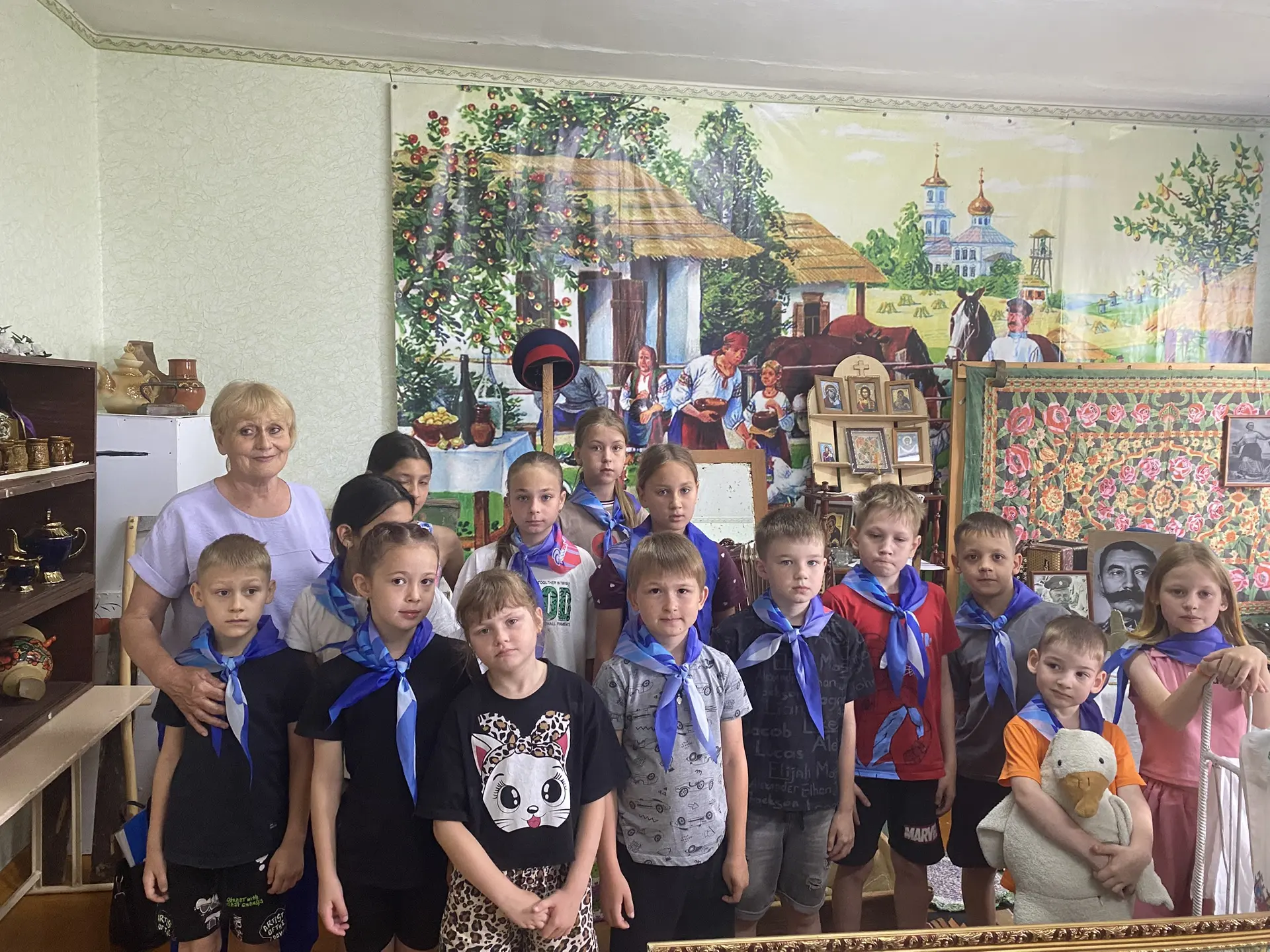 15 день в пришкольном лагере 
 " Улыбка" посвящён направлению
 " Быть с Россией".
✅️Утренняя зарядка