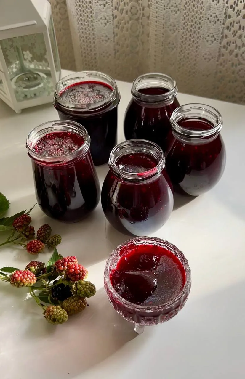 Джем Ежевика - Малина на зиму 

🌺🌺🌺

Ягодное пюре  без косточек - 1 кг 
Сахар - 1 кг 
Вода - 50 м