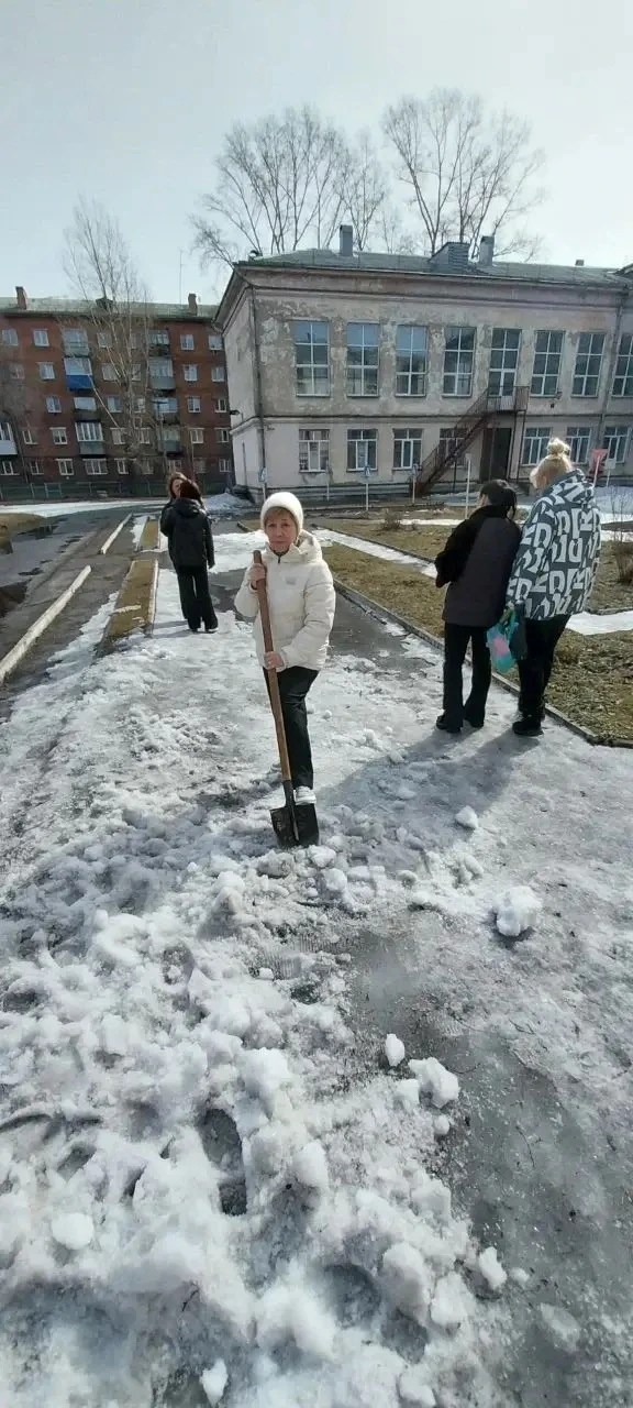 Чистота начинается с нас! 🌿  Несмотря на переменчивую погоду, всё это время на территории кипела раб