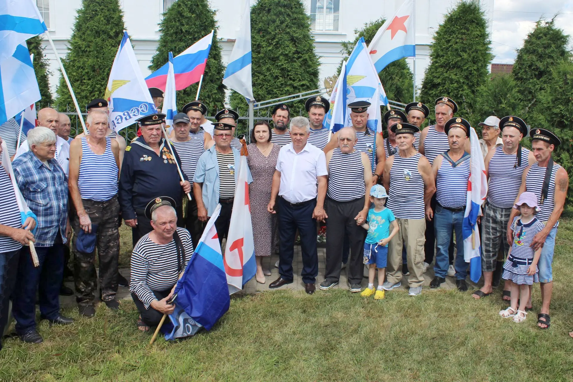 На площади Советской города Мглина  у памятника  воинам военно-морского флота прошел ми...