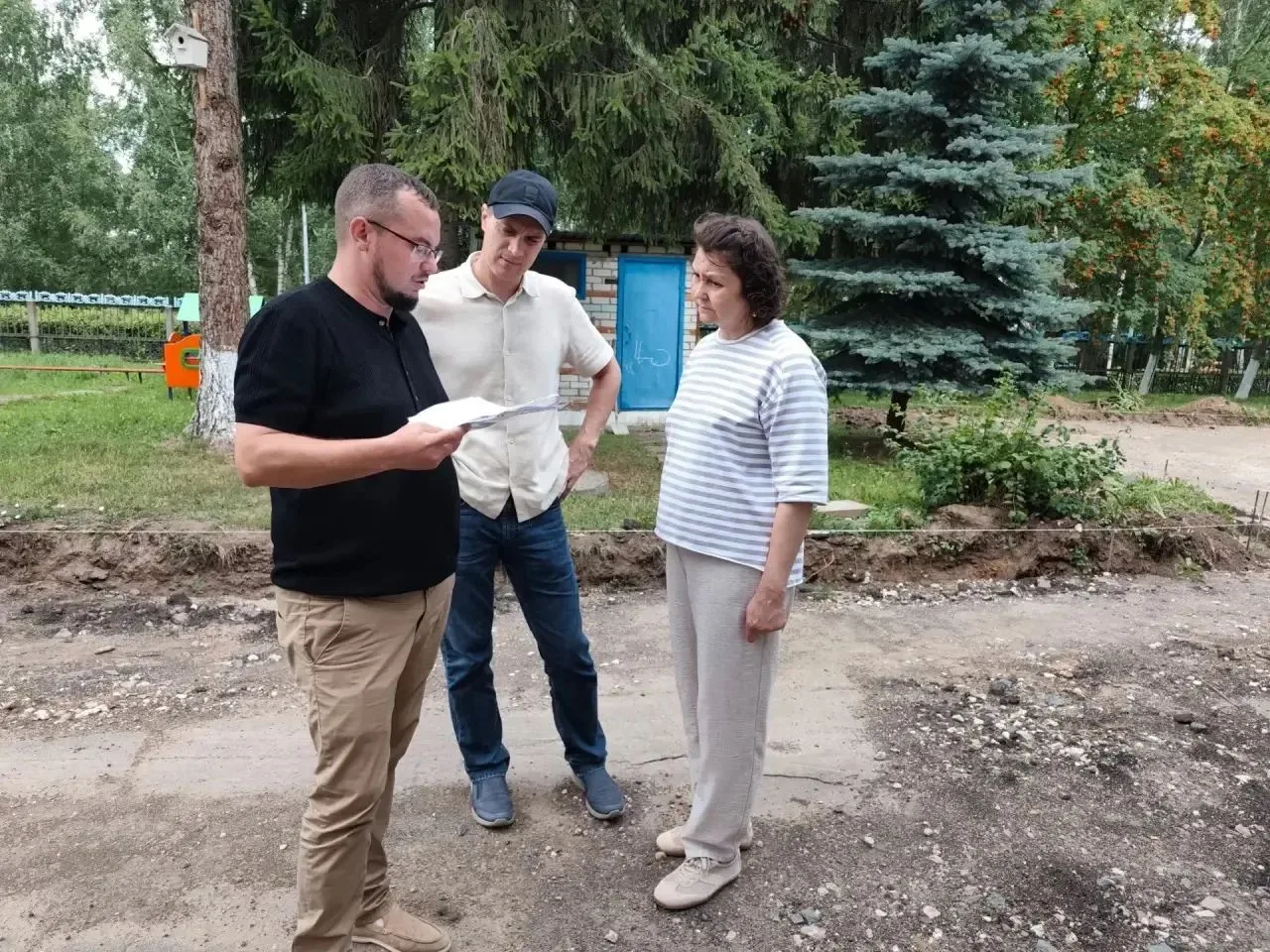 Сегодня состоялся родительский контроль подготовки к укладке асфальта и установки бордюров. Комиссия