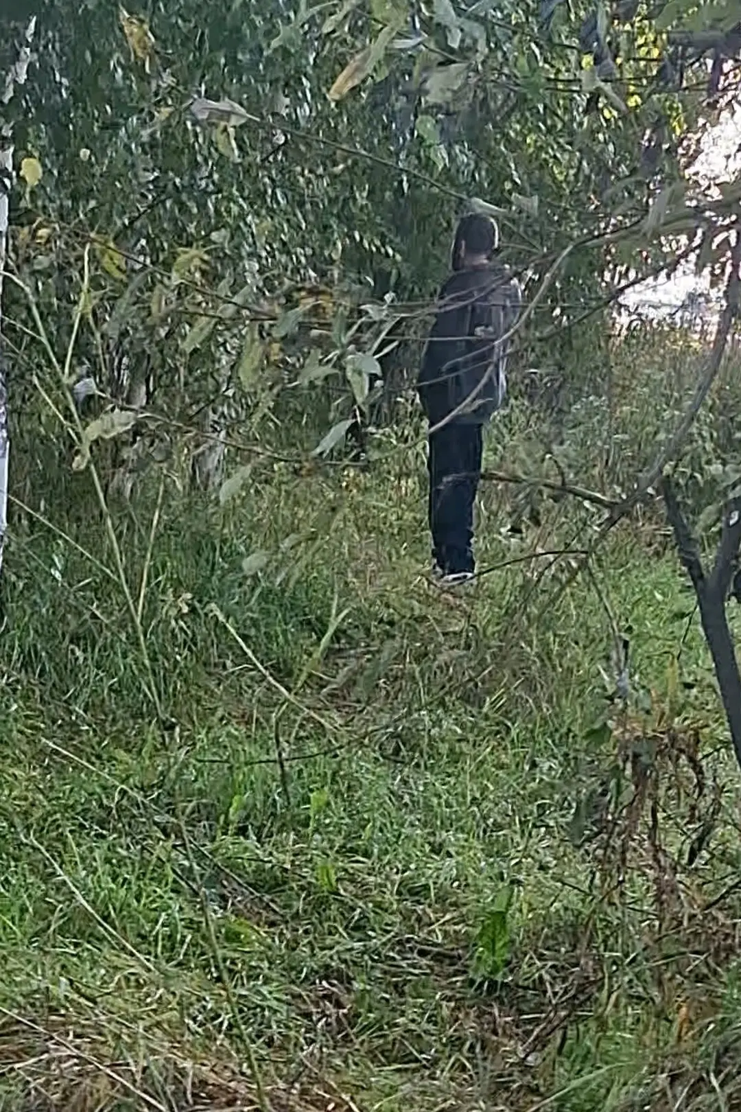 Который раз прохожу недалеко от вокзала у перехода и вижу этого странного мужчину. В эт...