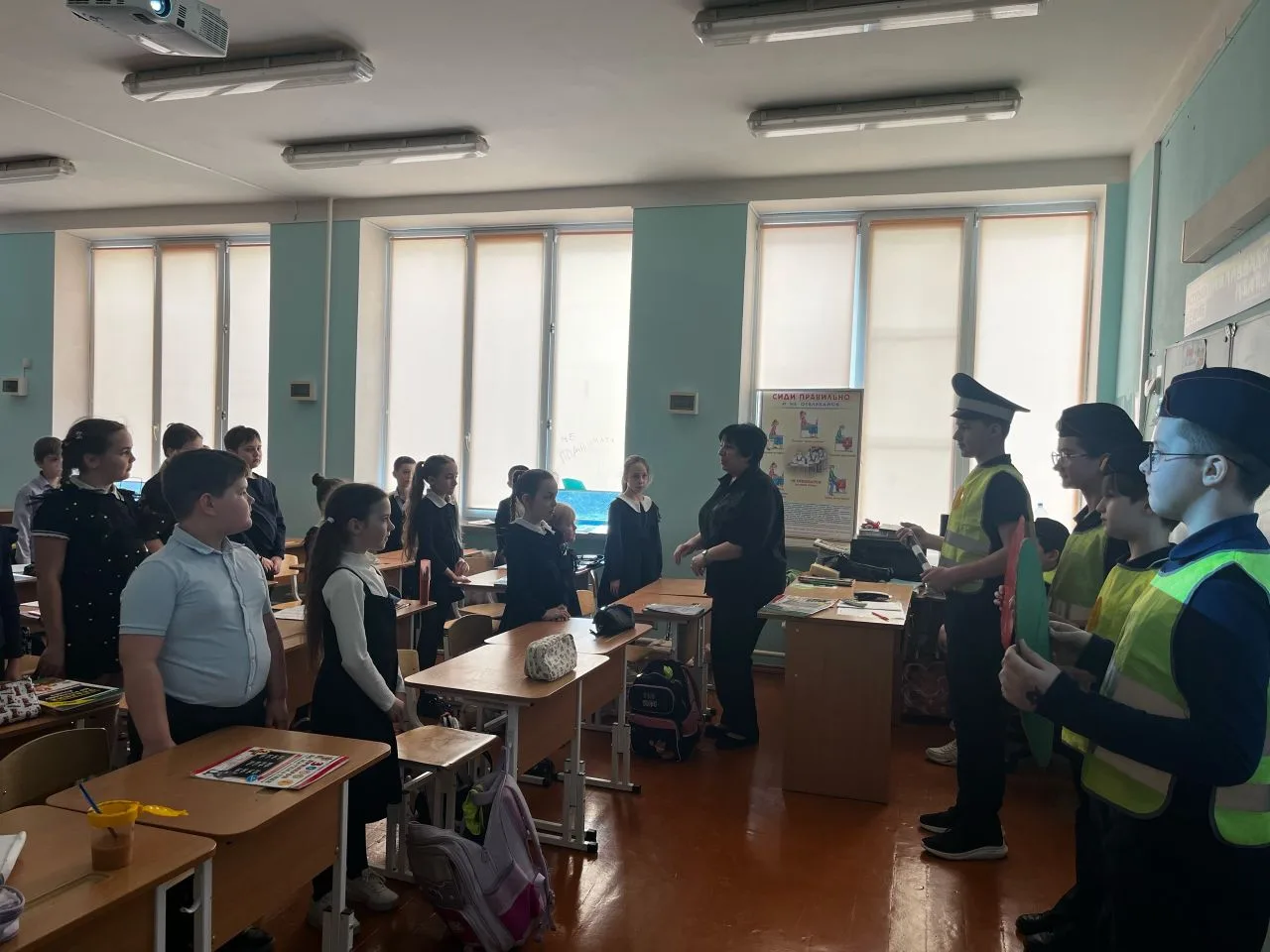 🚨 Месячник безопасности продолжается! 🚨 ✅ В рамках месячника безопасности юные инспекторы дорожного 