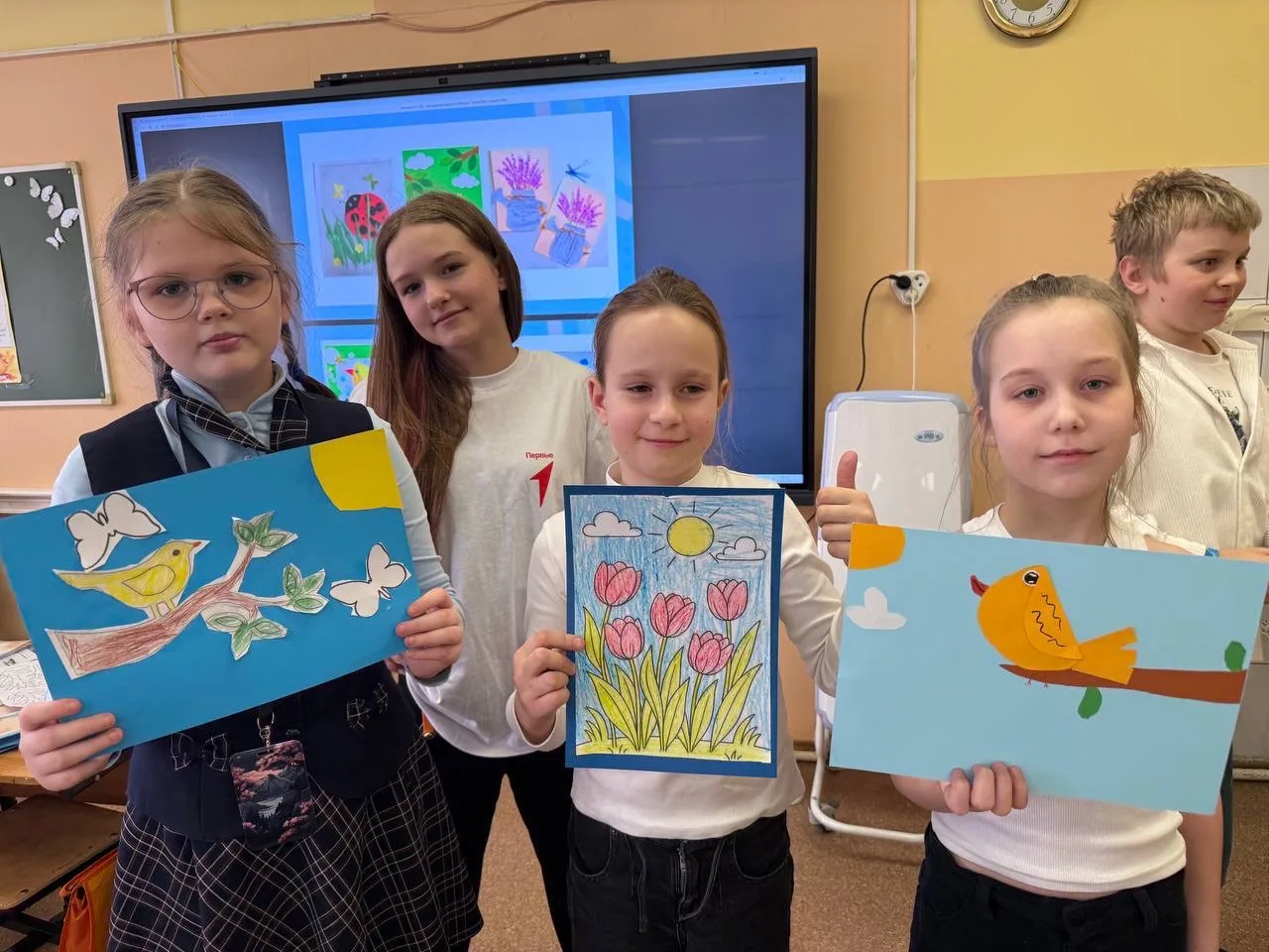 Портрет Марта 🎨  😍 Наши активисты Движения Первых провели для учеников 3 класса «В» творческое занят