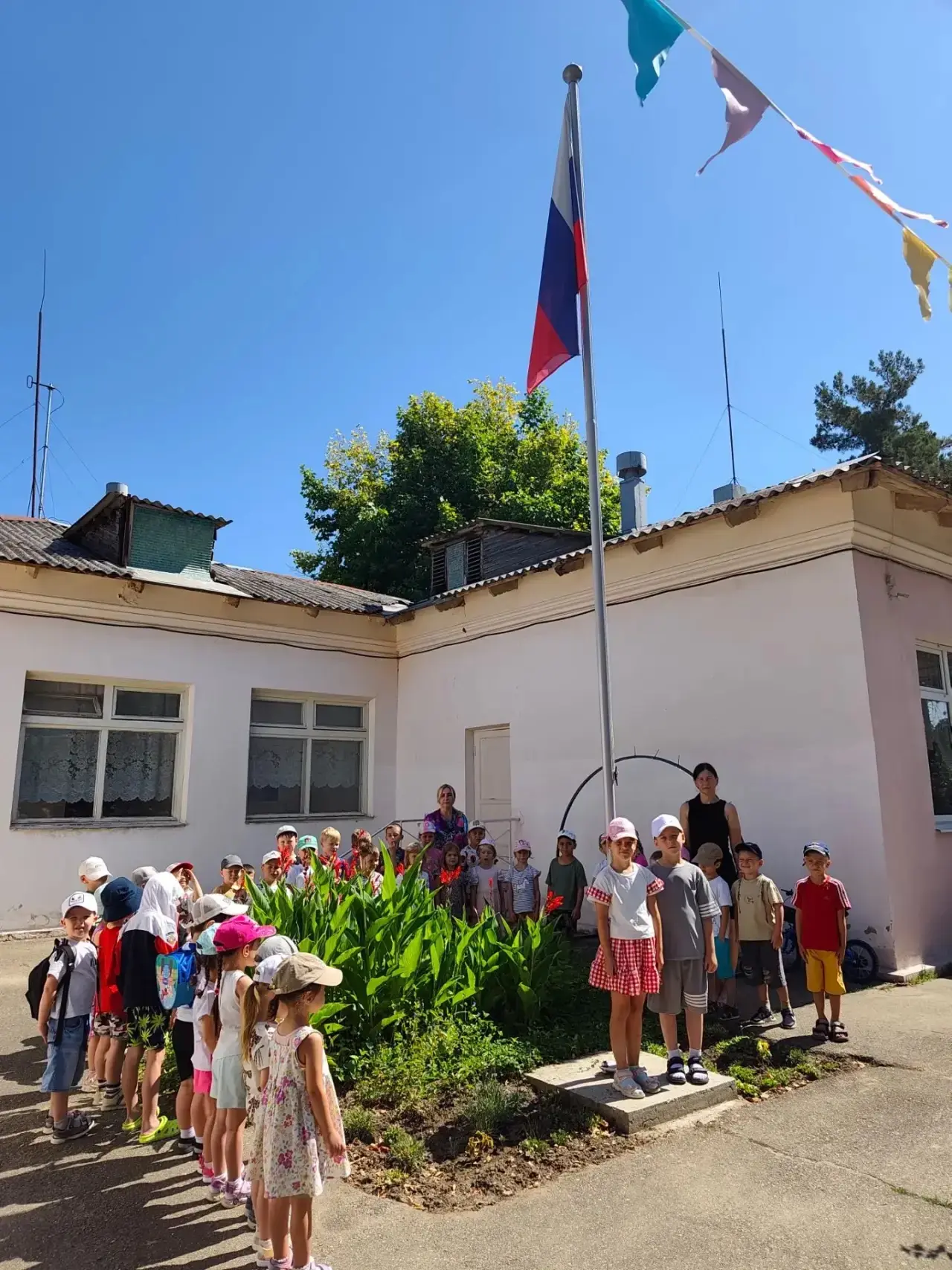 🇷🇺 Добрый день 🌞 

Начинаем новую неделю с торжественной церемонии поднятие флага Российской Феде