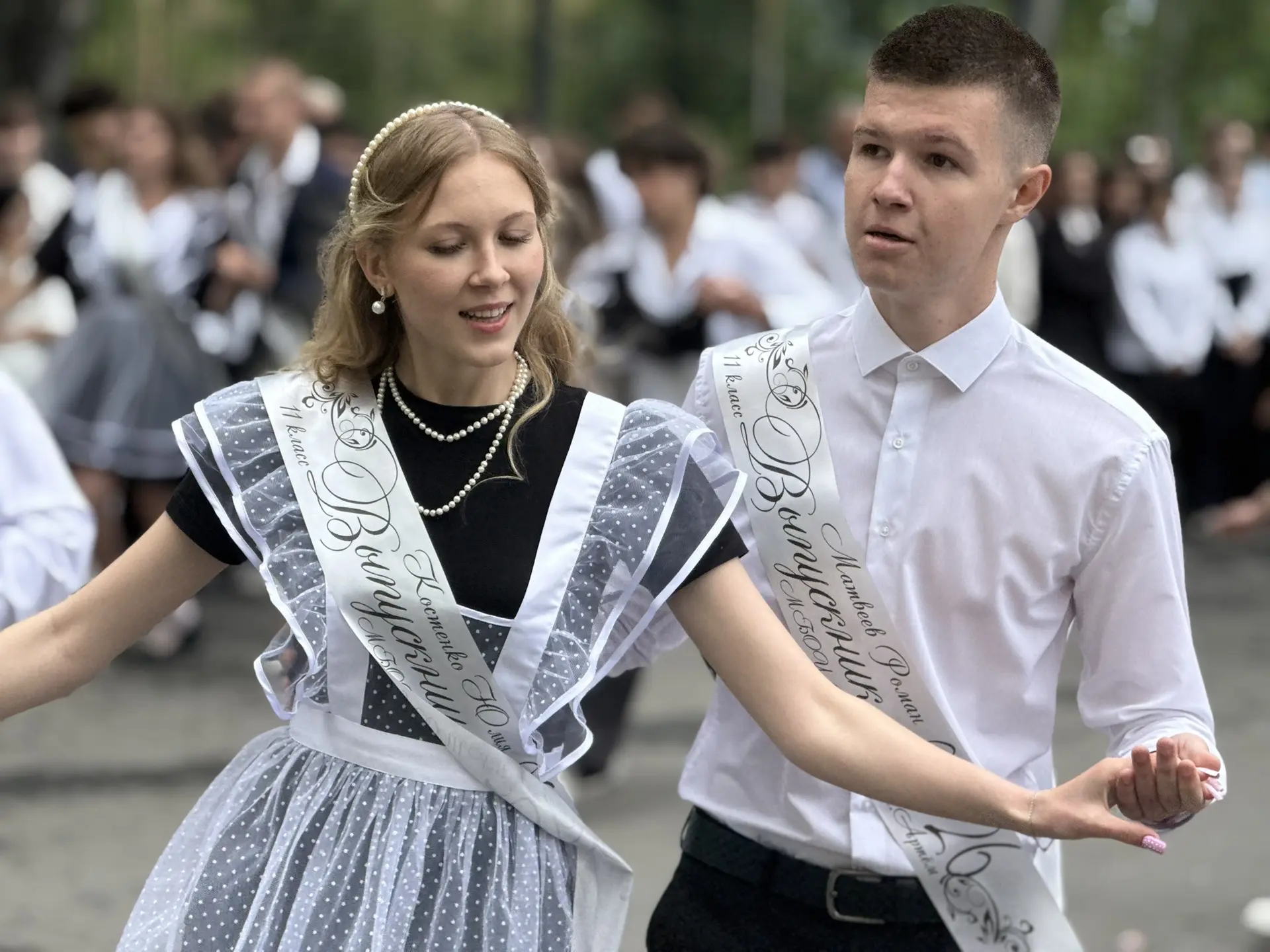 Звонок, что открывает будущее 🔔  Вчера в нашей школе прозвенел Последний звонок — тёплый и немного г