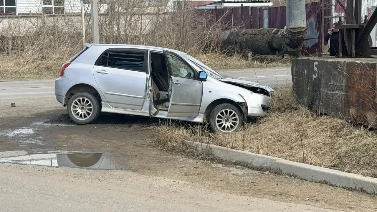 Водитель в больнице: Toyota Runx протаранила Prius на Вологодской.  ДТП произошло на Пятой площадке.