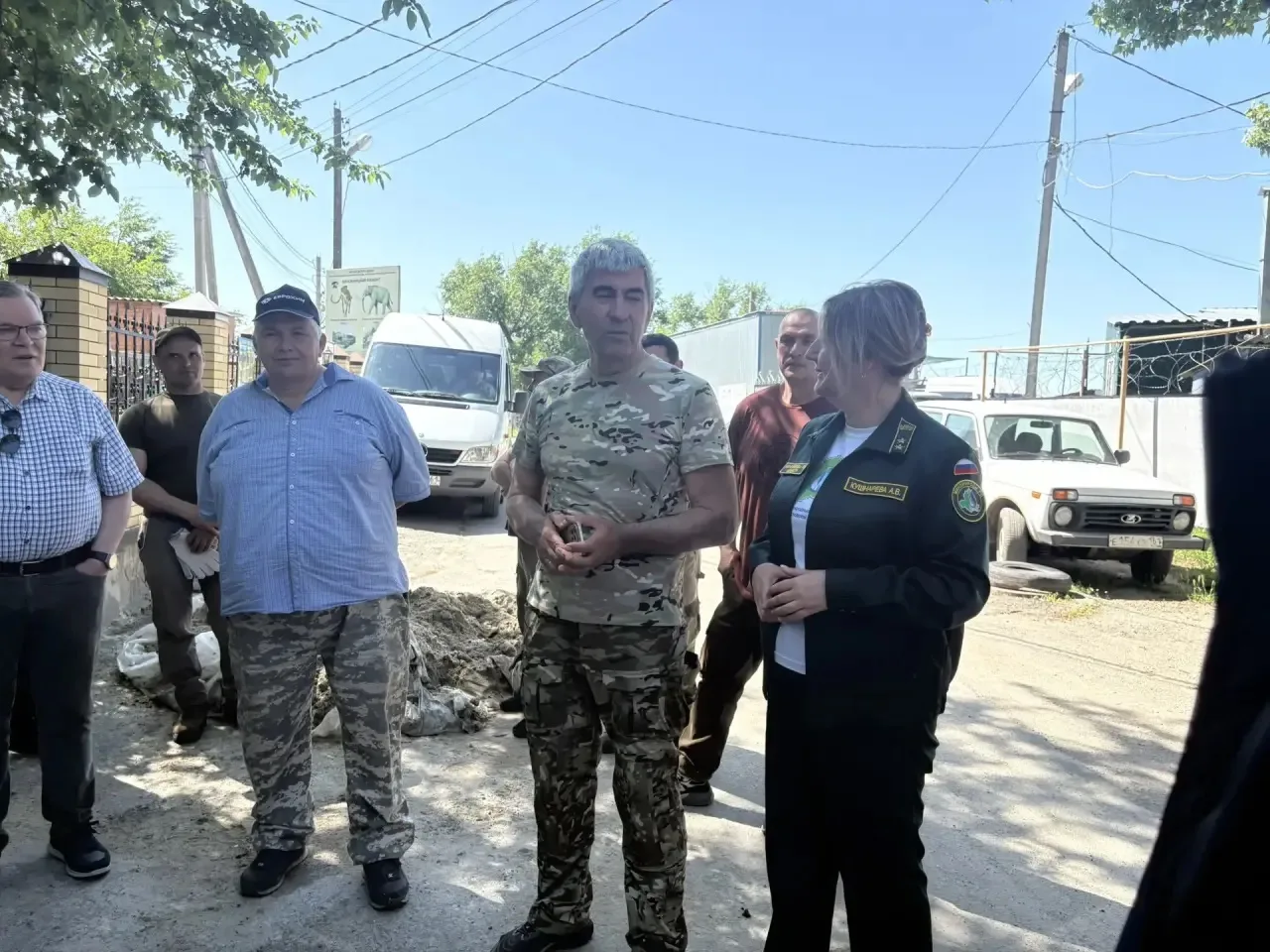 Власти и волонтеры вышли на очистку берега реки в Кагальнике в рамках всероссийской акции  На берегу