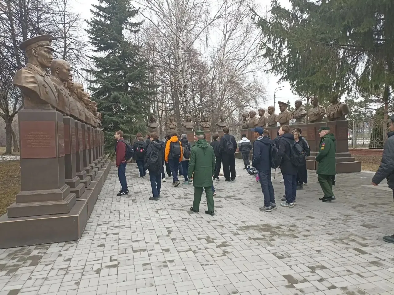 ✅13 апреля мальчики 10-х классов нашей гимназии посетили Краснознаменное высшее Казанское танковое в