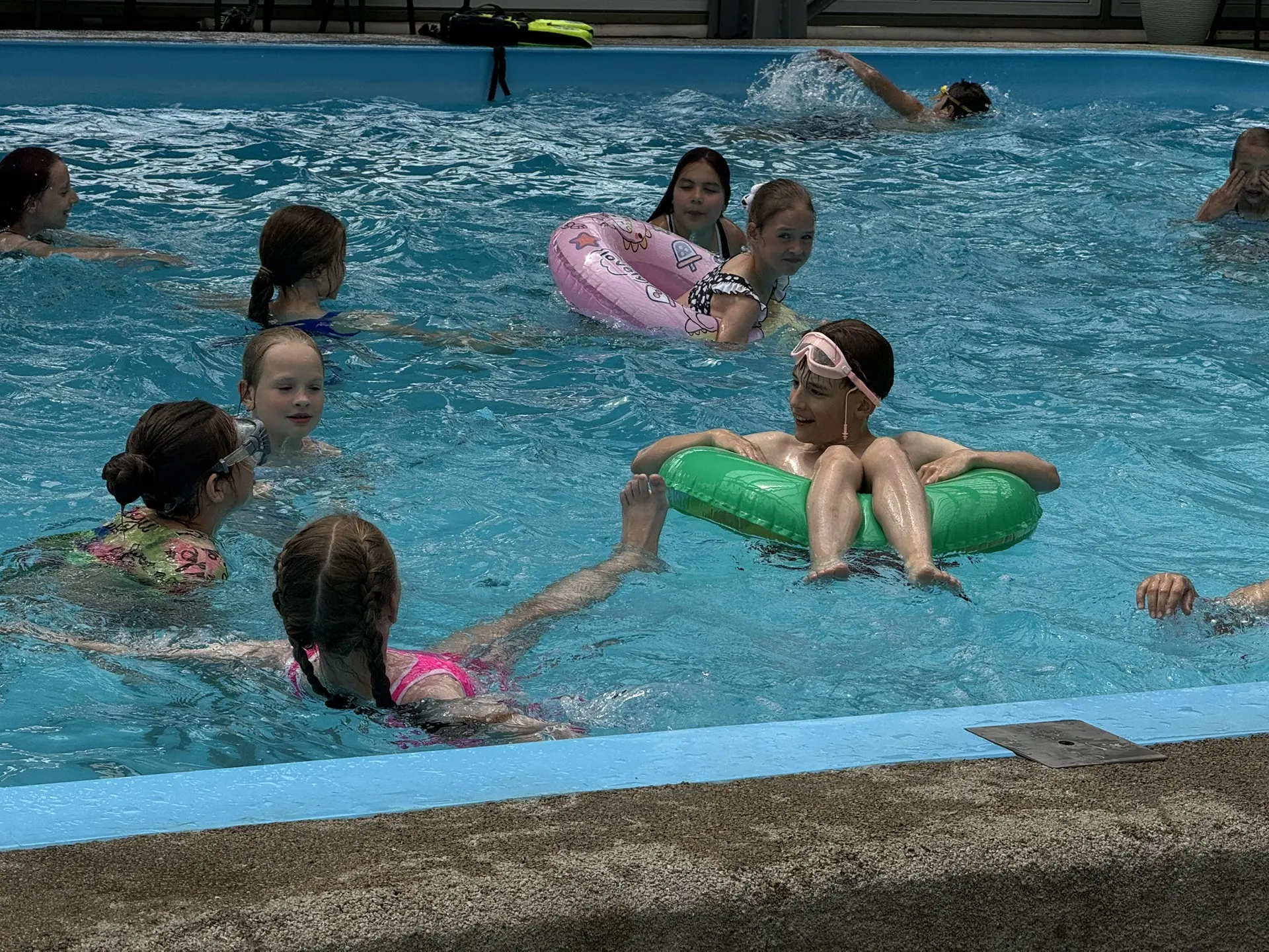🏊‍♂️ Лето - время для рекордов! 🌊

Ребята из 2-го и 3-го отрядов нашего пришкольного лагеря «Солны