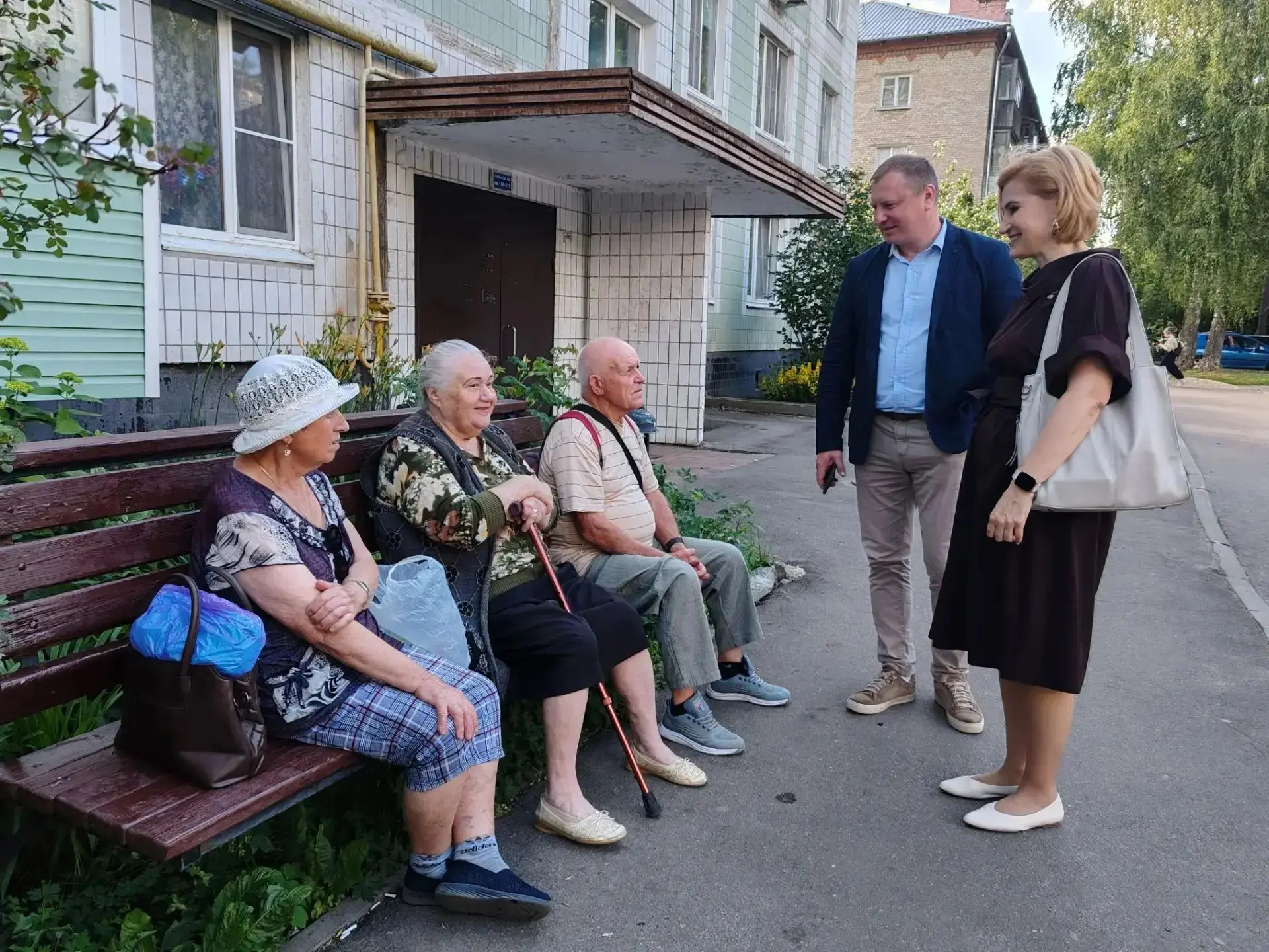 Вместе с главой Черноголовки Романом Викторовичем Хожаиновым прошлись по дворам улицы И...