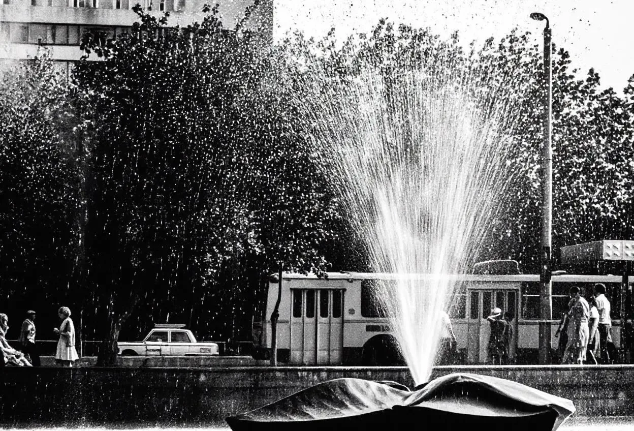 Фонтан "Лотосы" у кинотеатра «Космос», 1985 год. Фото Виктора Соболева.