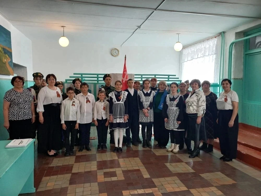 Акция "Часовой у знамени Победы" шагает по нашему району.