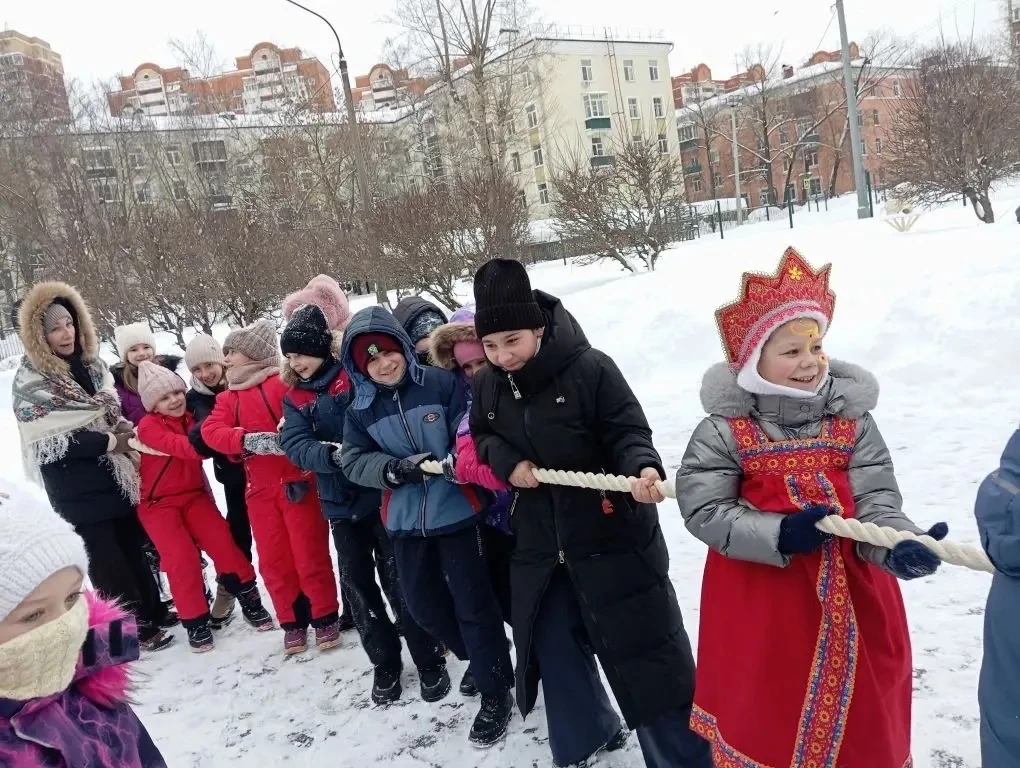21 февраля в Кадетской школе прошёл День народных промыслов и традиций 🇷🇺  В обоих корпусах школы ре