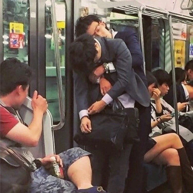 Романтика в токийском метро :3