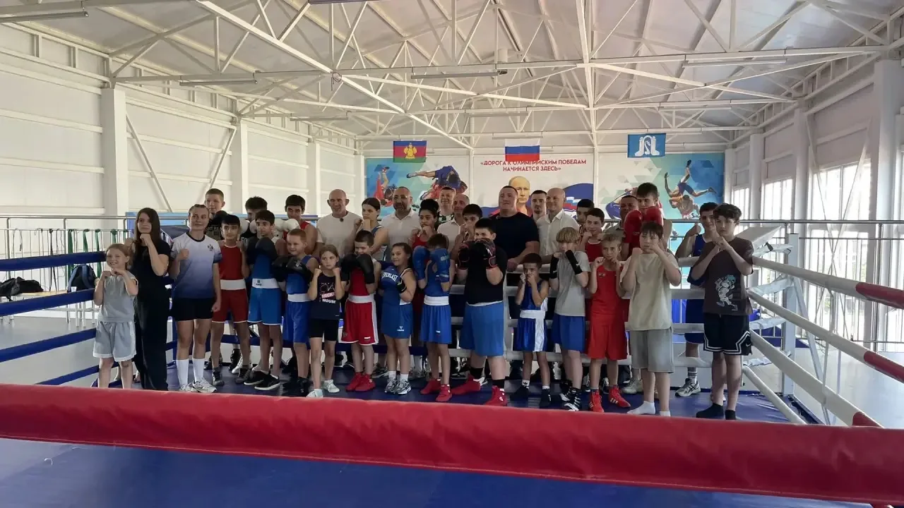 Легенды в гостях у наших ребят! 🥊

Сегодня в нашем зале особенный день. К юным боксерам заглянули н