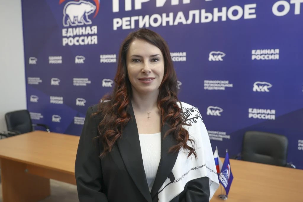 Жители и туристы сами отменяют купальный сезон в Приморье: возле пляжей плавают и даже ...