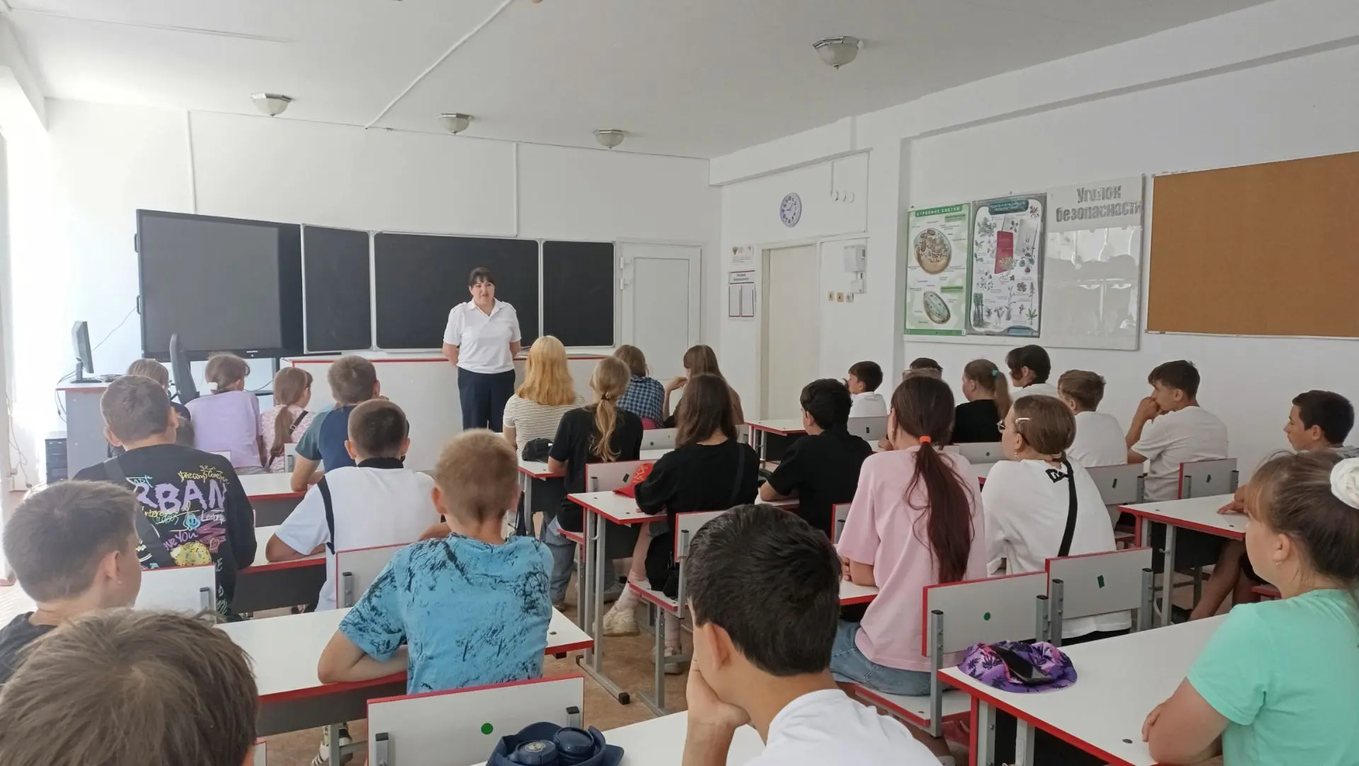 Проведена беседа с сотрудниками ГИБДД в школе — это важная профилактическая мера, направленная на по