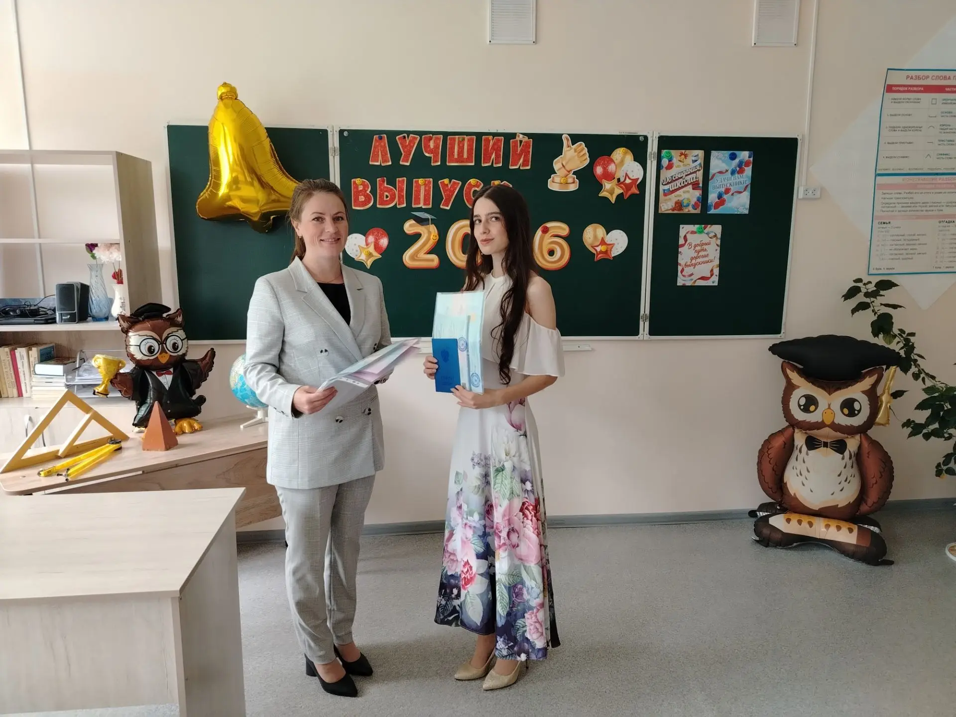К завершительной ступени

Ты сегодня подошел,

И в свою родную школу

Ты в последний раз пришел!🏫 
