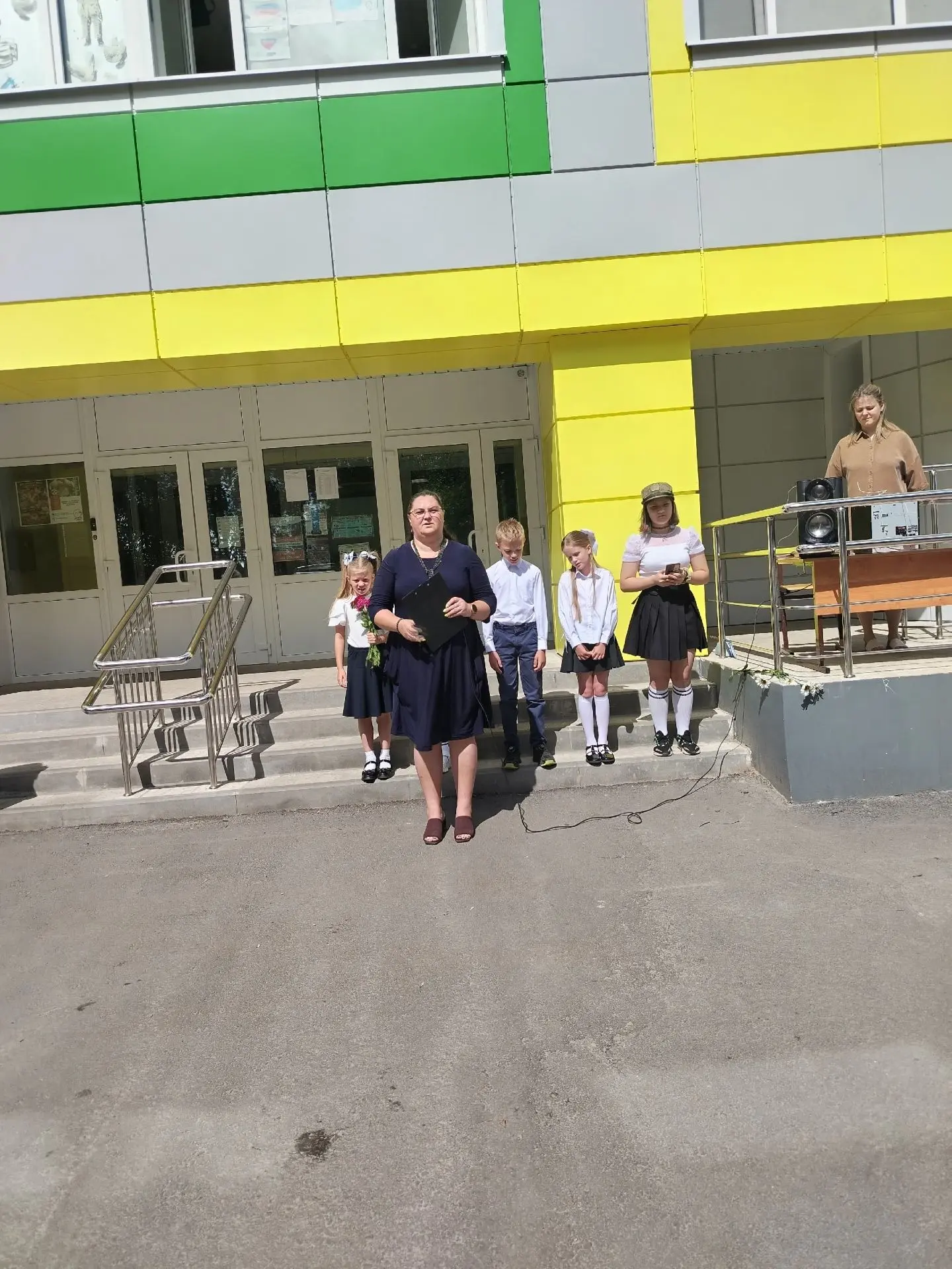 Сегодня, 22 июня, в День памяти и скорби, пришкольный лагерь "Почемучка" почтил память героев Велико