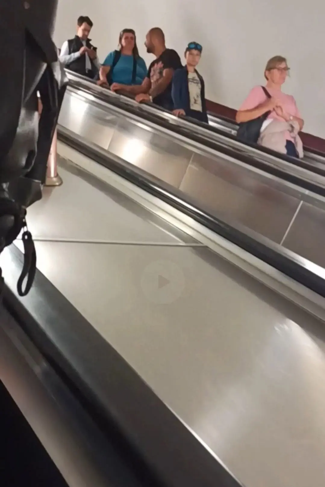 ✏️ В транспорте: Сегодня я ехала в метро на эскалаторе, поднимаясь вверх. Мне навстречу...
