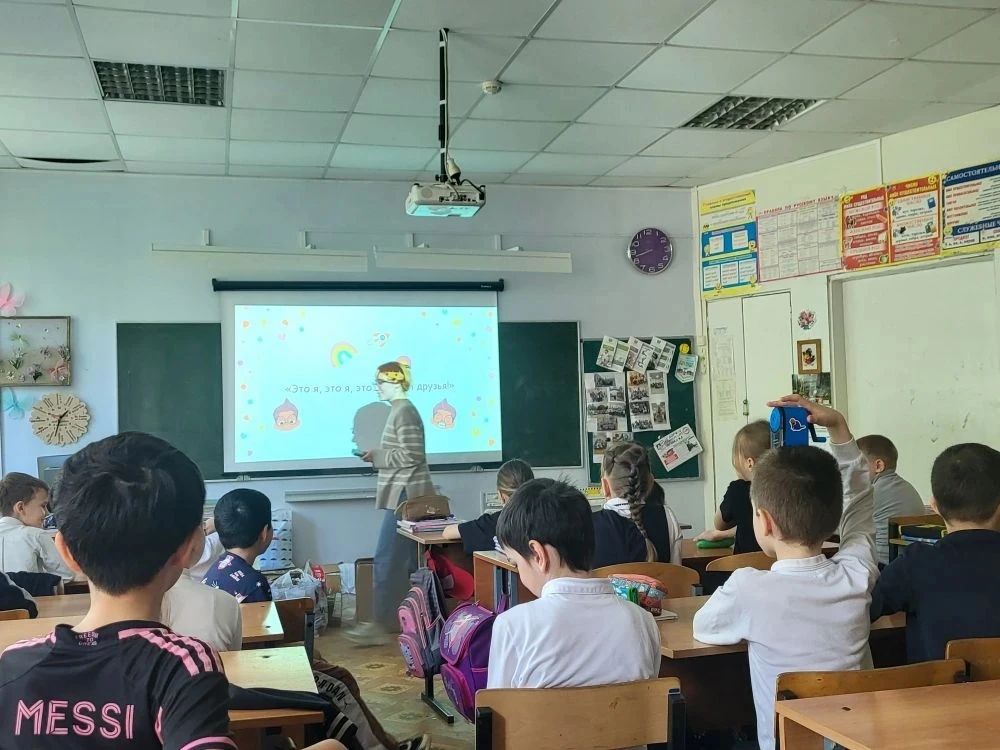 🎤В конце учебного года в 8-6 и 2-4 классах ЦО72 прошло мероприятие  «Дискуссионные качели»  на тему 