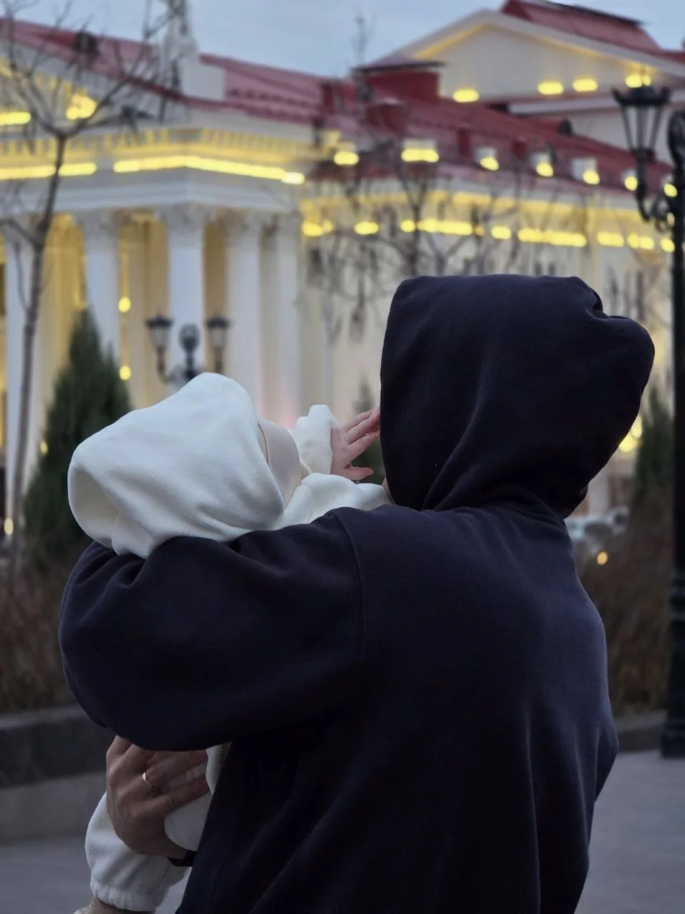 Вечер пятницы. Дочка показывает город 👶