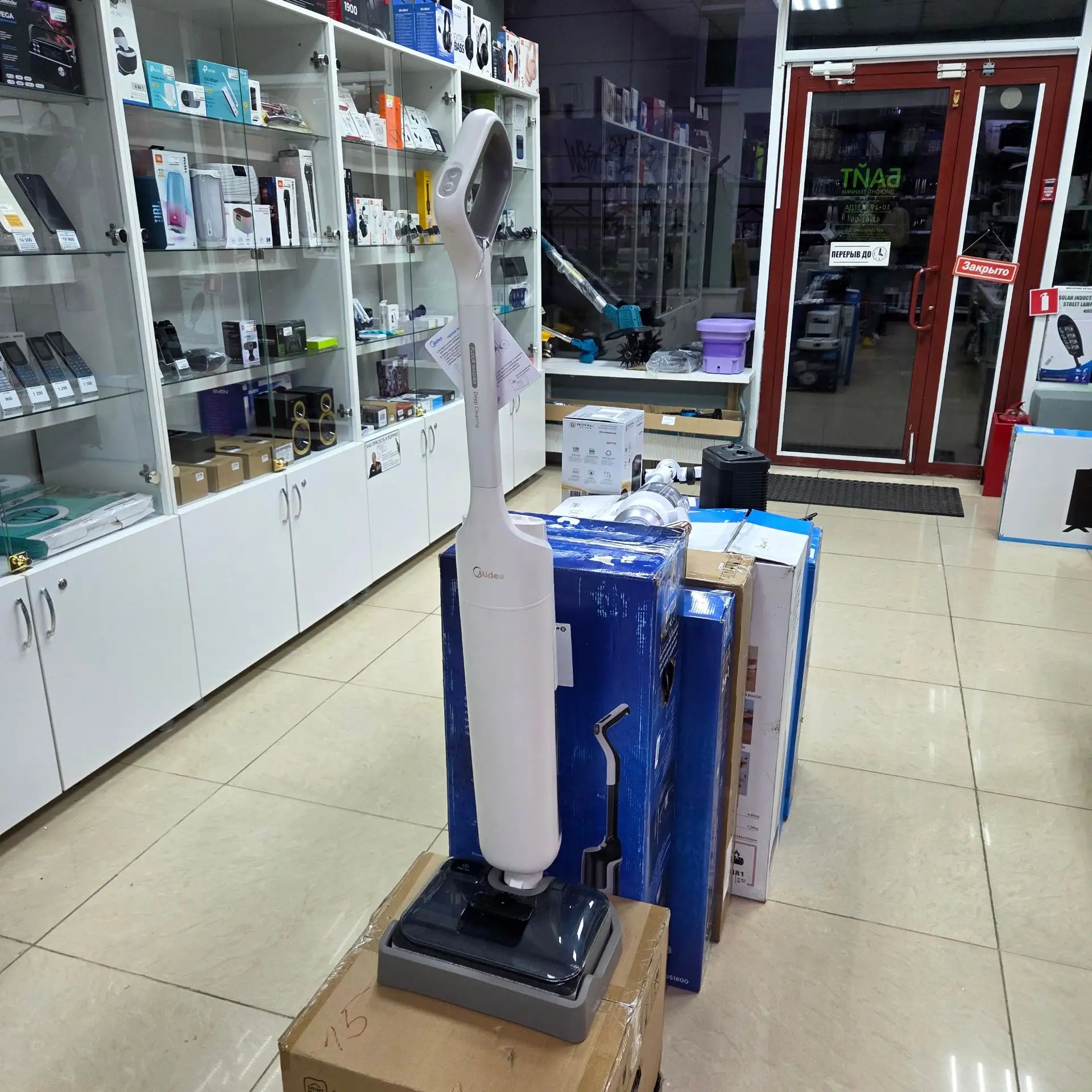 К нам поступил новый вертикальный пылесос Midea VSS AT2. Он моет и пылесосит одновремен...