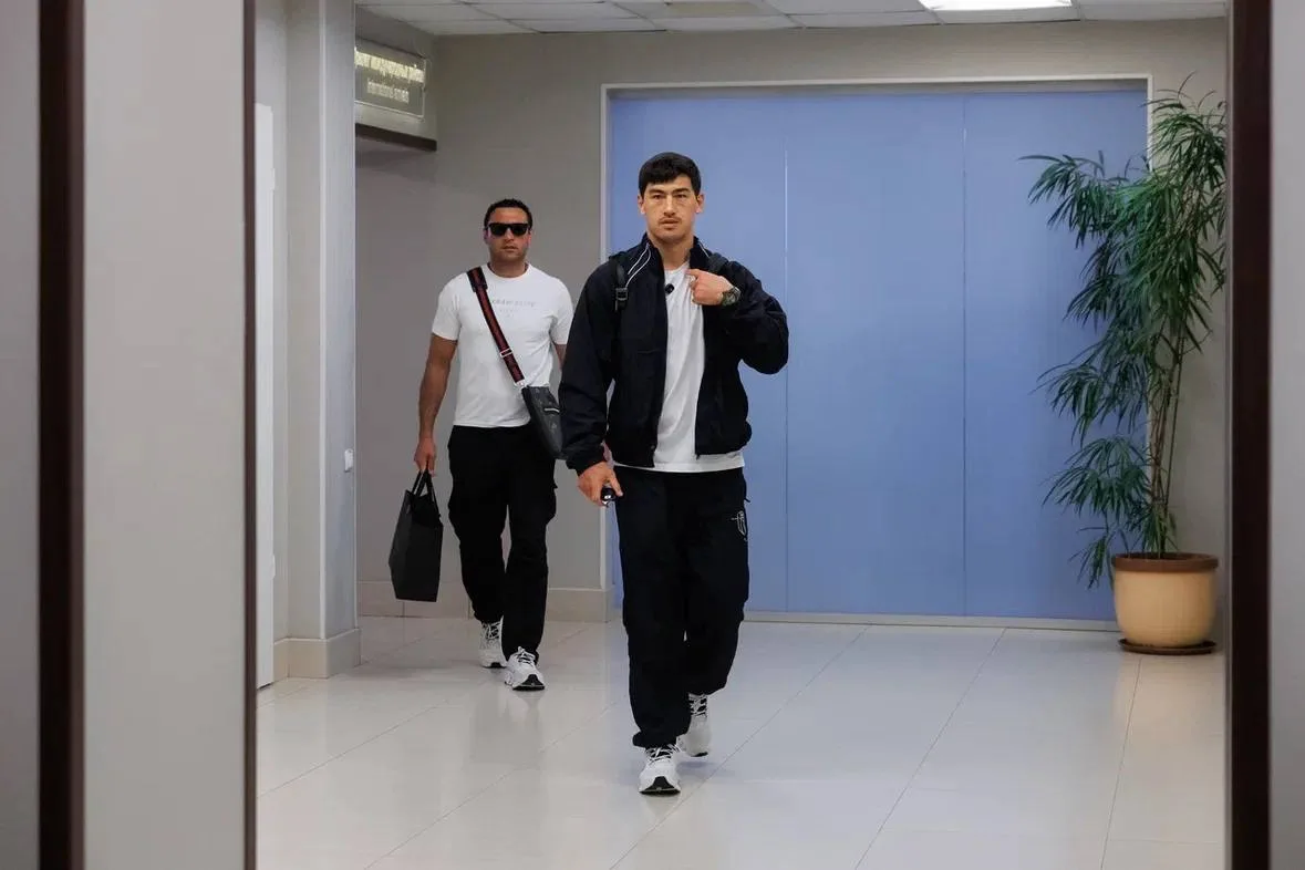 🥊 В аэропорт Кольцово прибыл самолёт с командой титулованного боксёра Дмитрия Бивола  Спортсмен прие