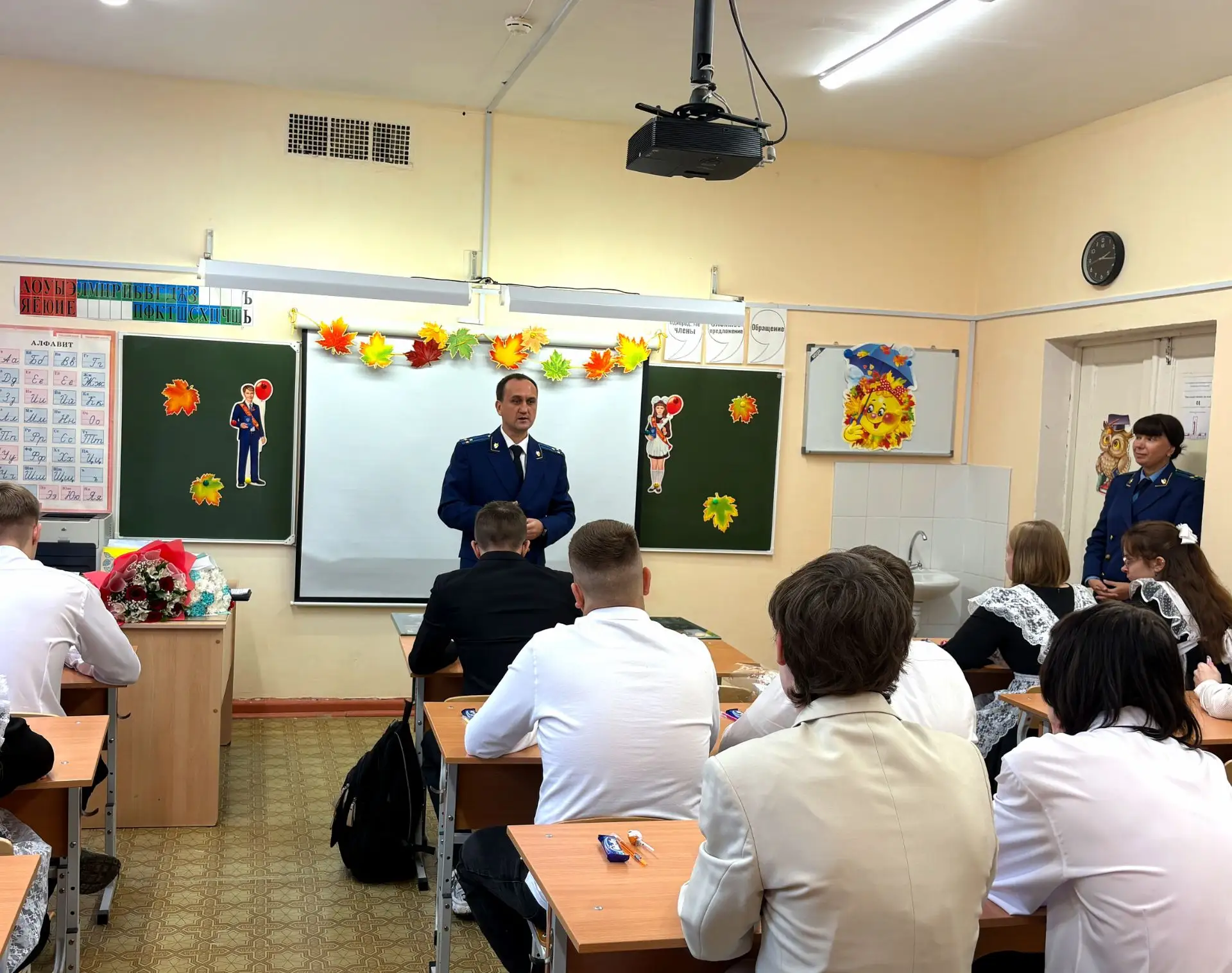 🇷🇺👮 В День знаний работники прокуратуры Кировской области поздравили школьников и пр...