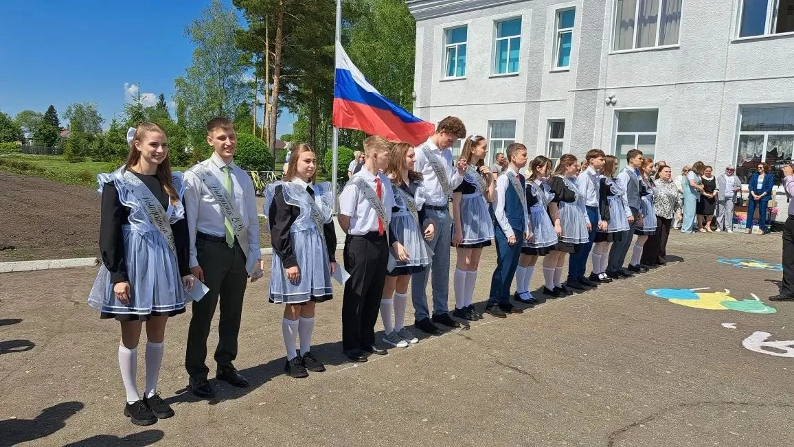 Звенит он только раз в году, но этот звук эхом отзывается в сердце каждого выпускника. ...