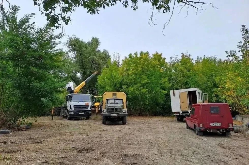 Огромную лужу на улице Победителей наконец убрали