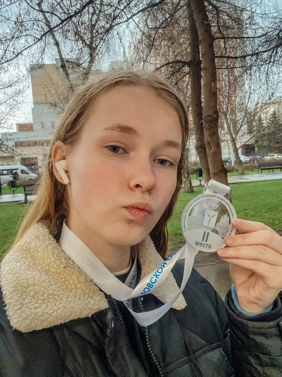 У старшенькой тем временем последние соревнования в карьере. Больше, говорит, вы меня н...